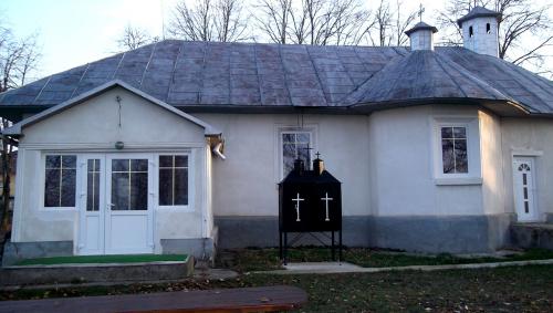 Biserica - vedere exterioară